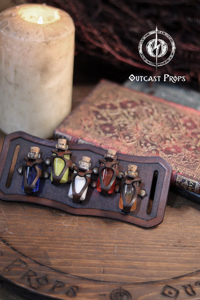 Belt Potion holder for 5 small bottles. Made of leather for adventurers, steampunk, alchemist, healers, cosplay or just to keep spices