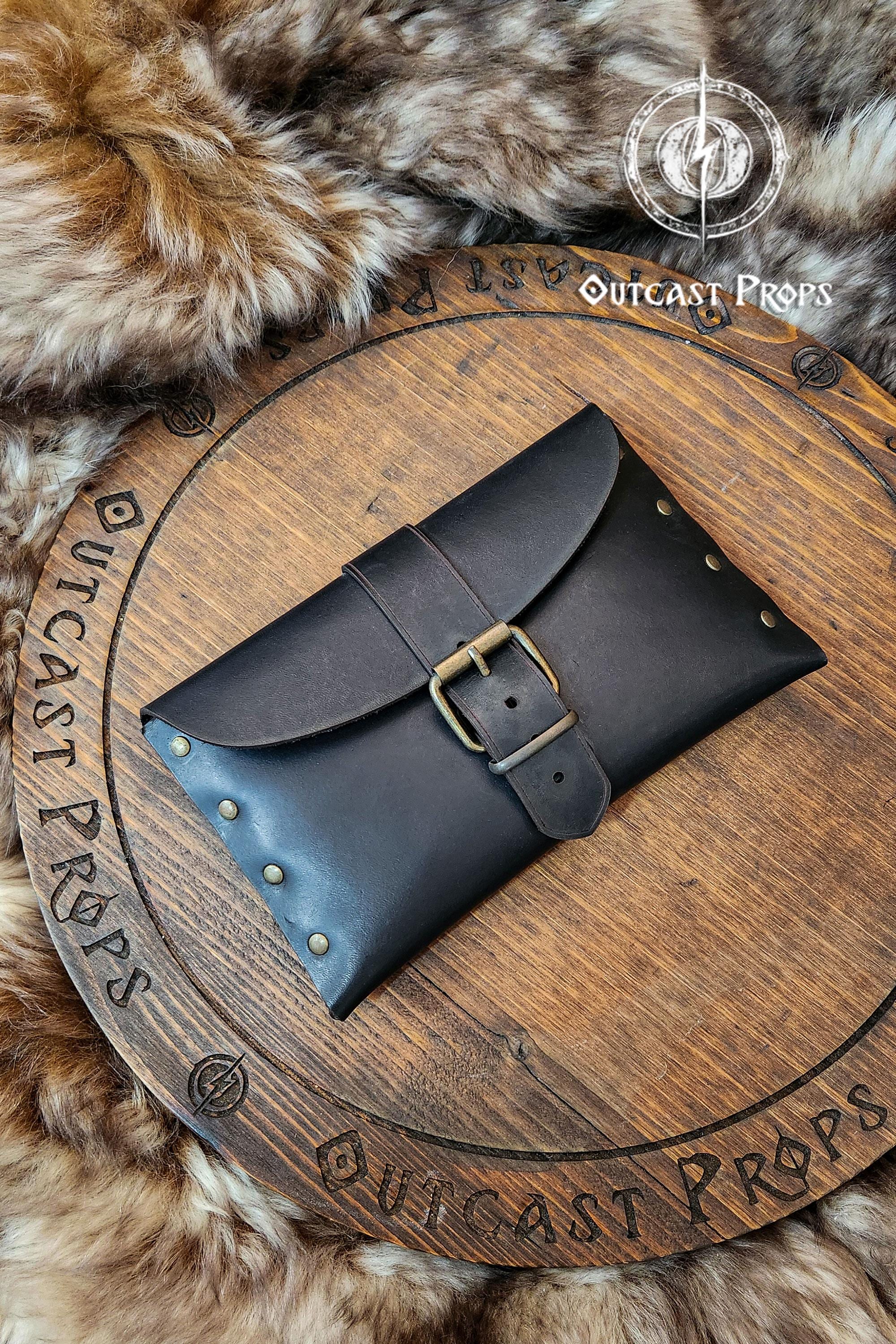 中世のスクエアベルトポーチ、エンボス加工PUレザー製ダイスコインバッグ（コスプレ用）、ルネッサンスフェア風財布 ハンドバッグ(Bro 手作りの中世バイキングレザーベルトポーチ  - スチームパンクとコスプレのためのLARPファンタジーコスチュームアクセサリー - Etsy 日本