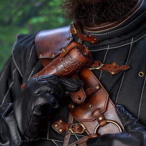 Ursine rustning läder Baldric Witcher inspirerad björn skolutrustning läderbandolier för LARP Cosplay handgjord justerbar sele bild 20
