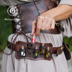 Belt Potion holder for 5 small bottles. Made of leather for adventurers, steampunk, alchemist, healers, cosplay or just to keep spices