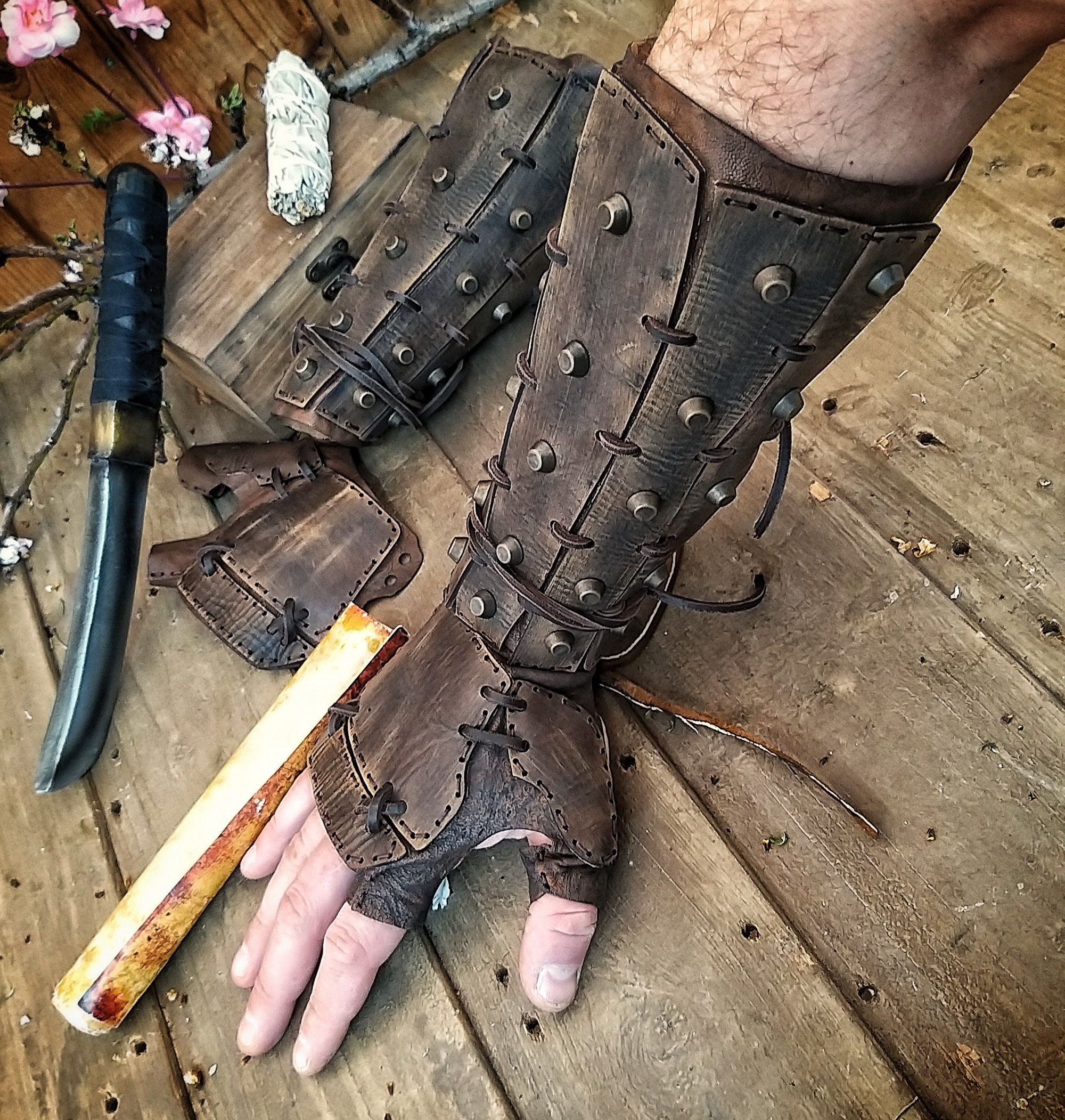 Viking Vegvisir Embossed Leather Arm Armor 3 Colors LARP Gauntlet Leather  Armor Bracer (Brown)