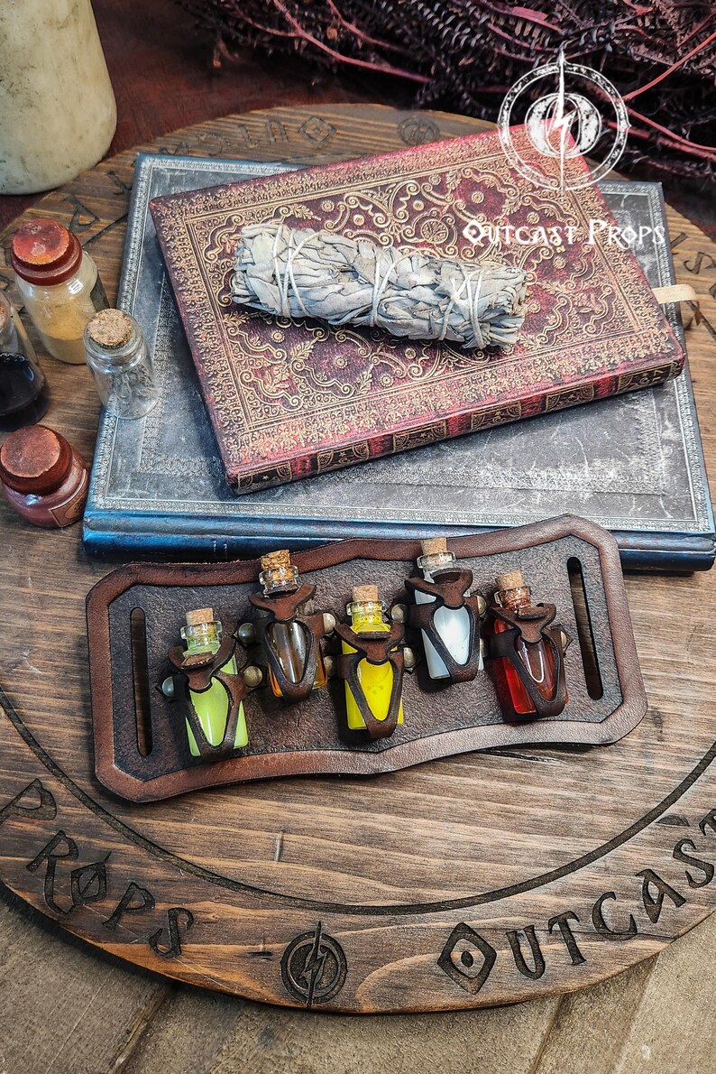 Belt Potion holder for 5 small bottles. Made of leather for adventurers, steampunk, alchemist, healers, cosplay or just to keep spices