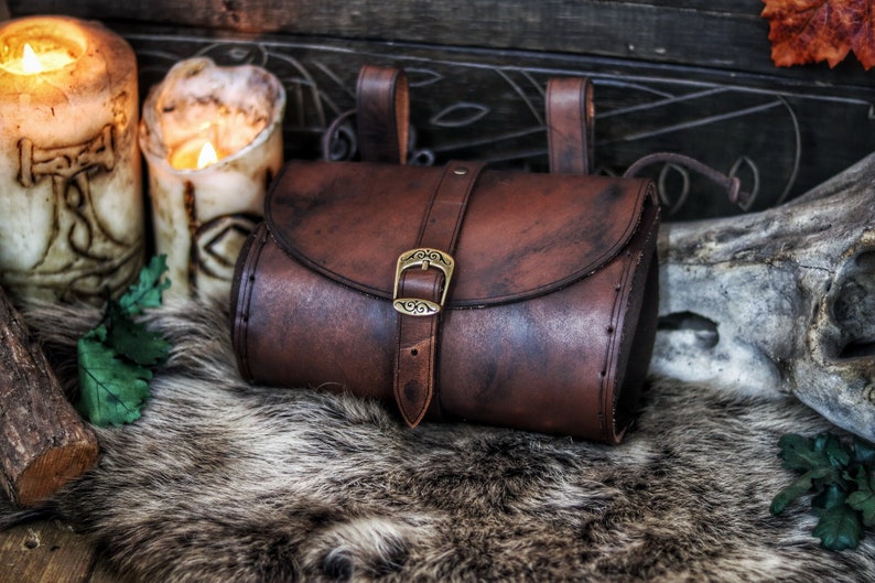 Sac de hanche en cuir vieilli, sac ceinture pour GN, sac à main médiéval steampunk, cosplay ou costume fantastique. Sac large viking, celtique, elfique ou nain image 1