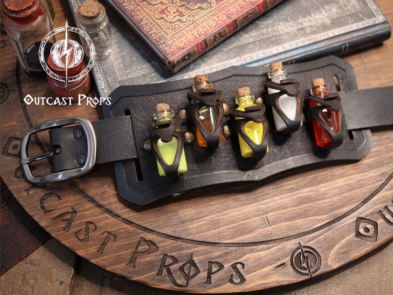 Belt Potion holder for 5 small bottles. Made of leather for adventurers, steampunk, alchemist, healers, cosplay or just to keep spices