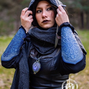 Assassin Leather Bracers Arabic Pattern Blue LARP Bracers Cosplay Arm Guards Fantasy Rogue Armor Medieval Stealth Outfit Gear Oriental Larp