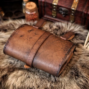 Sac de hanche en cuir vieilli, sac ceinture pour GN, sac à main médiéval steampunk, cosplay ou costume fantastique. Sac large viking, celtique, elfique ou nain image 5