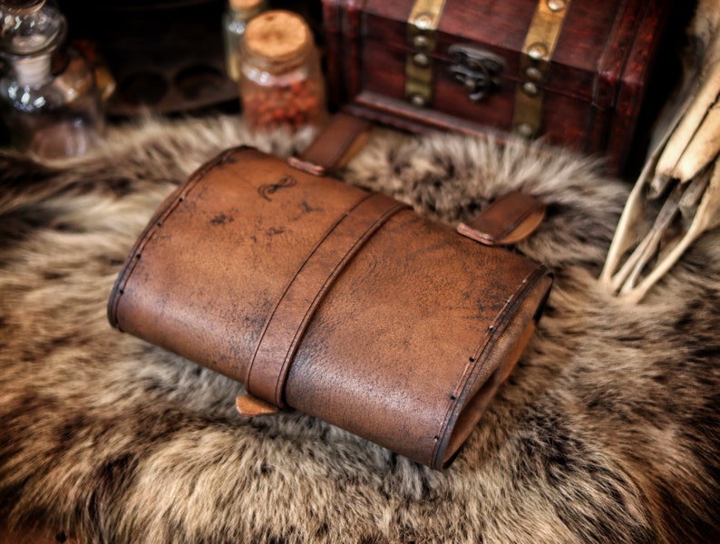 Sac de hanche en cuir vieilli, sac ceinture pour GN, sac à main médiéval steampunk, cosplay ou costume fantastique. Sac large viking, celtique, elfique ou nain image 5