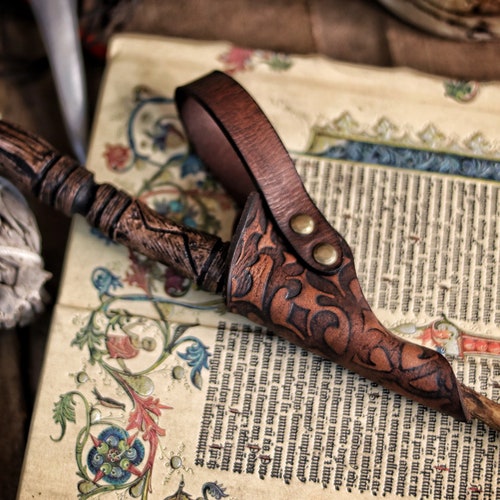 Étui en cuir orné pour baguette magique, idéal pour les costumes de sorcier et de sorcière, les GN, les conventions et les foires de magie.