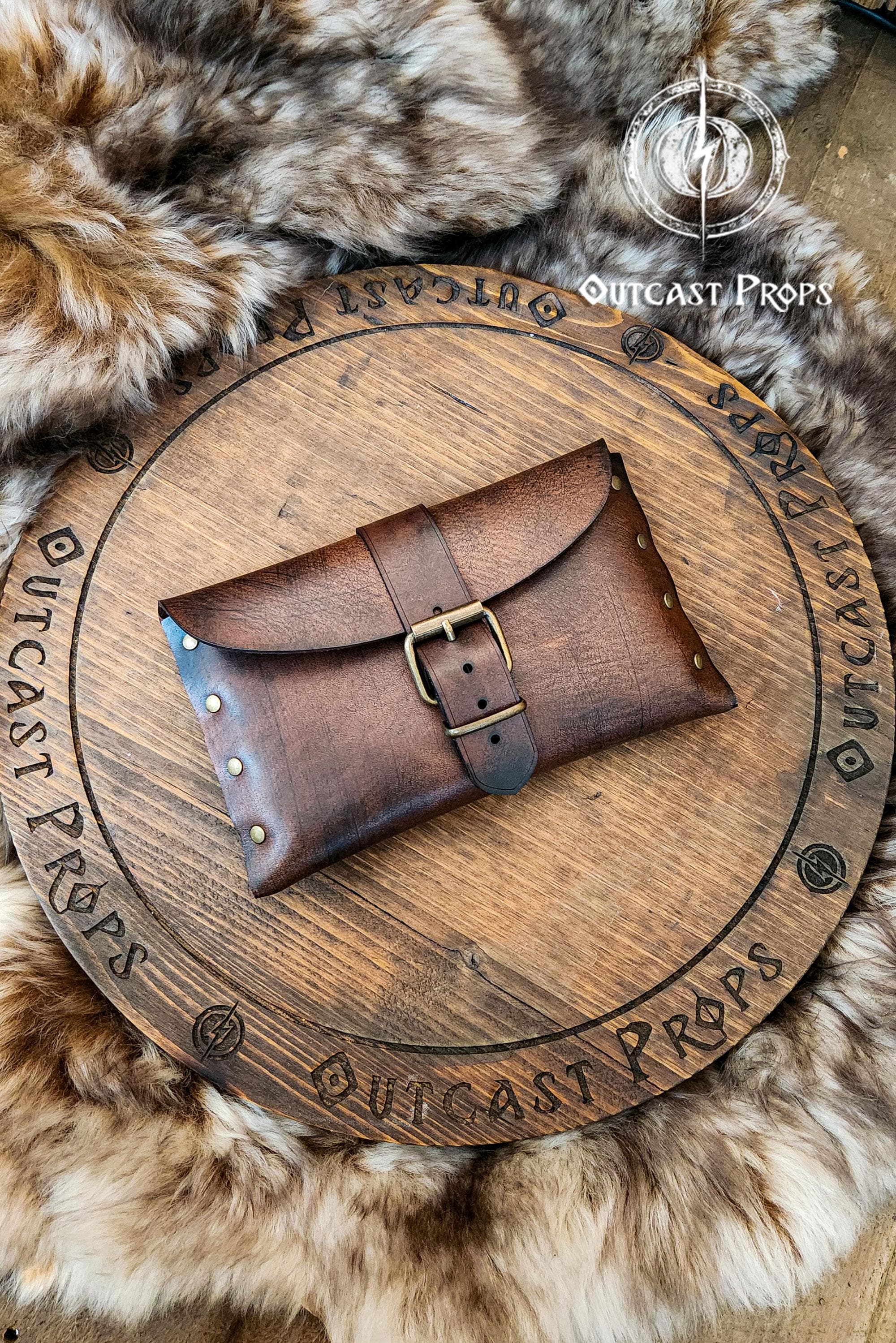 中世のスクエアベルトポーチ、エンボス加工PUレザー製ダイスコインバッグ（コスプレ用）、ルネッサンスフェア風財布(Black A) 手作りの中世バイキングレザーベルトポーチ  - スチームパンクとコスプレのためのLARPファンタジーコスチュームアクセサリー - Etsy 日本