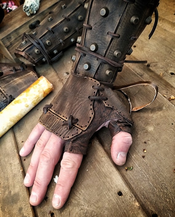 Steampunk Samurai Leather Bracer Long Glove Wrist Guard Cuff Medieval Armor  Gauntlet Costume Cosplay for Men Women Ethnic (Color : Black, Size : One  Size) : : Clothing, Shoes & Accessories