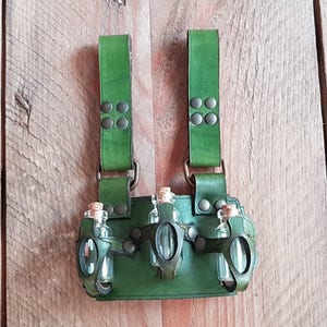 Porta pozioni con cintura in pelle per 3 bottiglie piccole. Realizzato in pelle conciata al vegetale per avventurieri, steampunk, alchimisti, guaritori o cosplay Verde