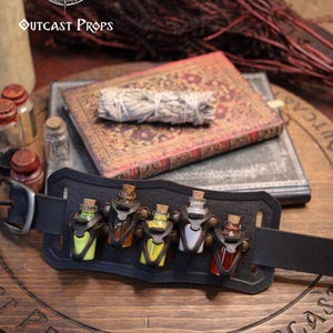 Belt Potion holder for 5 small bottles. Made of leather for adventurers, steampunk, alchemist, healers, cosplay or just to keep spices