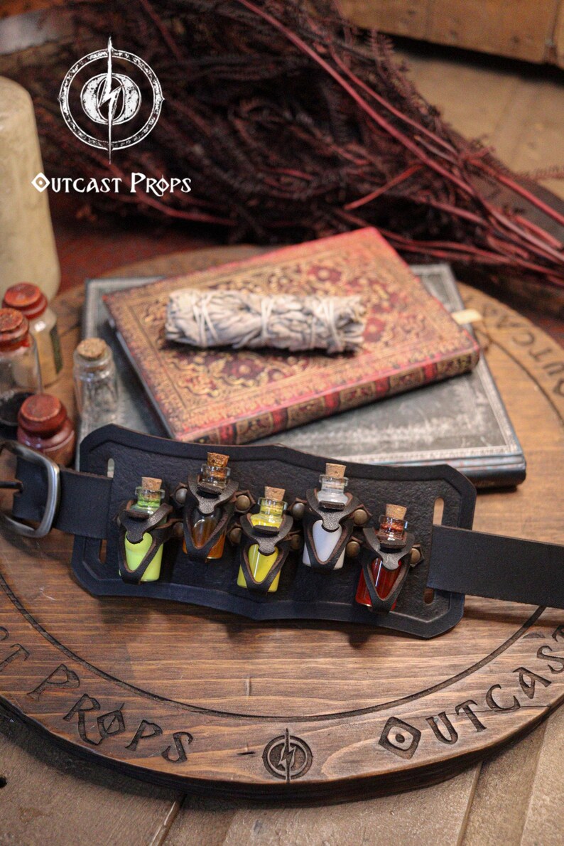 Belt Potion holder for 5 small bottles. Made of leather for adventurers, steampunk, alchemist, healers, cosplay or just to keep spices