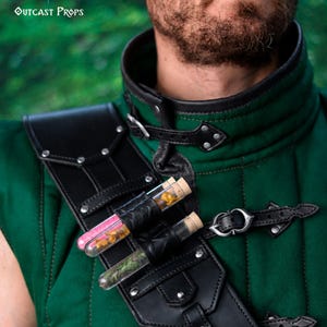 Ursine rustning läder Baldric Witcher inspirerad björn skolutrustning läderbandolier för LARP Cosplay handgjord justerbar sele bild 14
