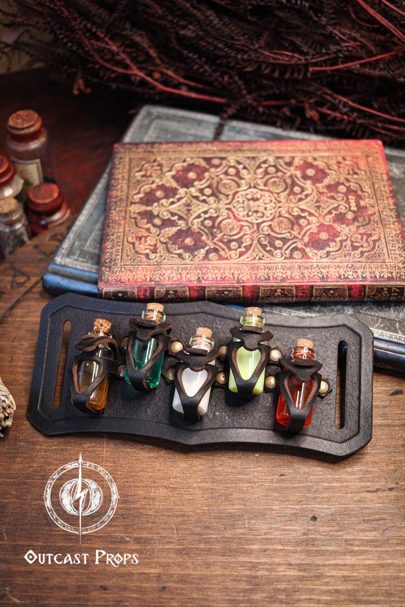 Belt Potion holder for 5 small bottles. Made of leather for adventurers, steampunk, alchemist, healers, cosplay or just to keep spices