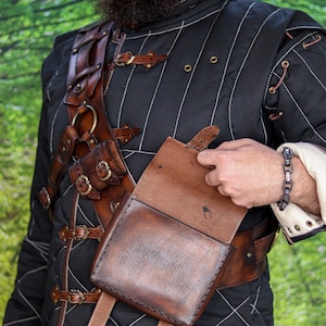 Ursine rustning läder Baldric Witcher inspirerad björn skolutrustning läderbandolier för LARP Cosplay handgjord justerbar sele bild 6