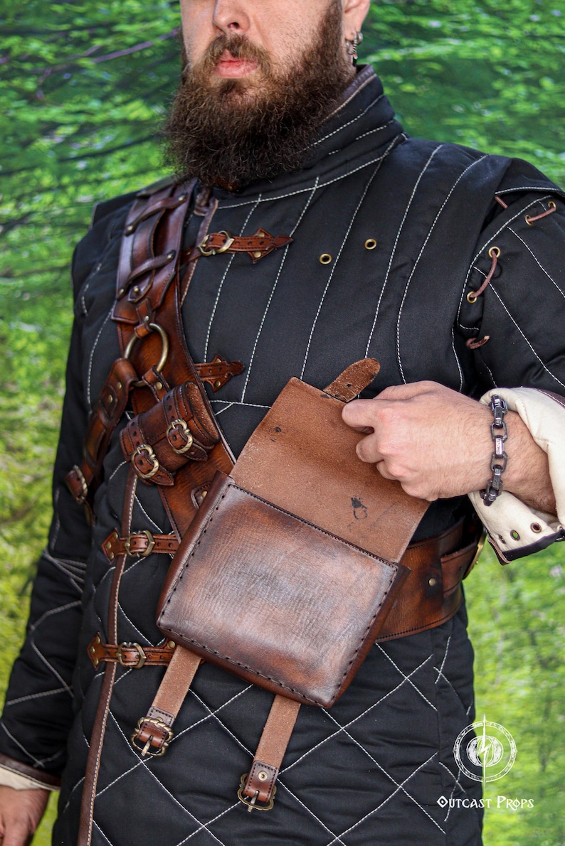 Ursine rustning läder Baldric Witcher inspirerad björn skolutrustning läderbandolier för LARP Cosplay handgjord justerbar sele bild 6