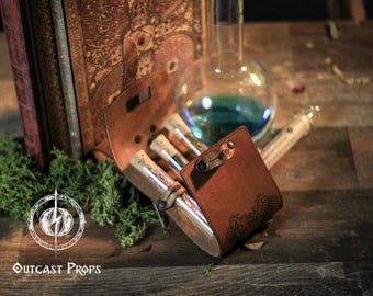 Estuche de cuero para 3 frascos de plástico. Ideal para aventureros, steampunk, alquimistas, sanadores, cosplay o simplemente para guardar especias.