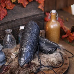 Gondor inspired bracers | Fantasy LARP, cosplay, medieval armor, ranger accessory - handmade of High quality Leather and beautifully aged. Aragorn, Boromir, Faramir. LOTR leather bracers. White tree leather bracers fantasy ranger armor LARP bracers medieval cosplay accessory elven warrior costume gear embossed vambraces
