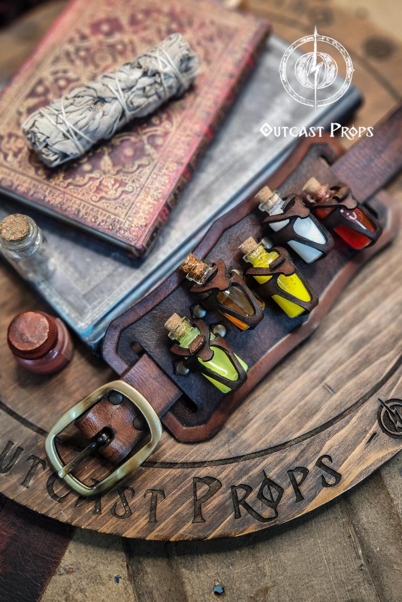 Belt Potion holder for 5 small bottles. Made of leather for adventurers, steampunk, alchemist, healers, cosplay or just to keep spices