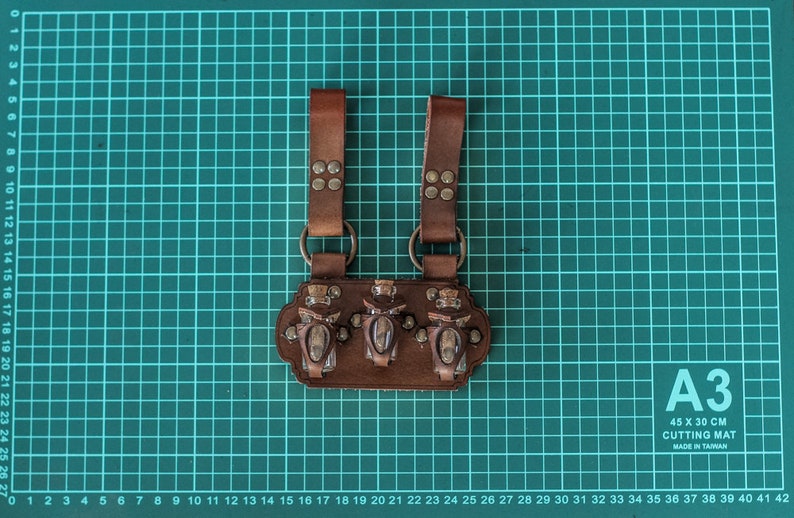 Porta pozioni con cintura in pelle per 3 bottiglie piccole. Realizzato in pelle conciata al vegetale per avventurieri, steampunk, alchimisti, guaritori o cosplay immagine 6