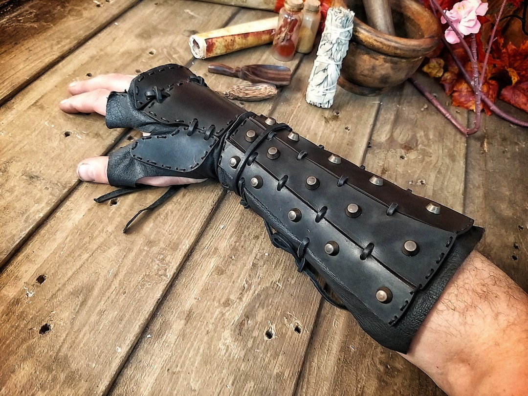 Samurai Leather Bracers, Larp or Cosplay Leather and Metal Pair of Bracers  for Fantasy Cosplay, Accurate Replica. -  Canada