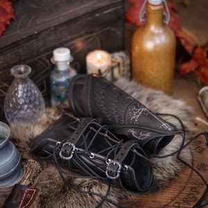 Gondor inspired bracers | Fantasy LARP, cosplay, medieval armor, ranger accessory - handmade of High quality Leather and beautifully aged. Aragorn, Boromir, Faramir. LOTR leather bracers. White tree leather bracers fantasy ranger armor LARP bracers medieval cosplay accessory elven warrior costume gear embossed vambraces