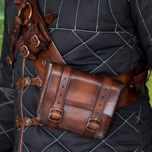 Ursine rustning läder Baldric Witcher inspirerad björn skolutrustning läderbandolier för LARP Cosplay handgjord justerbar sele bild 5