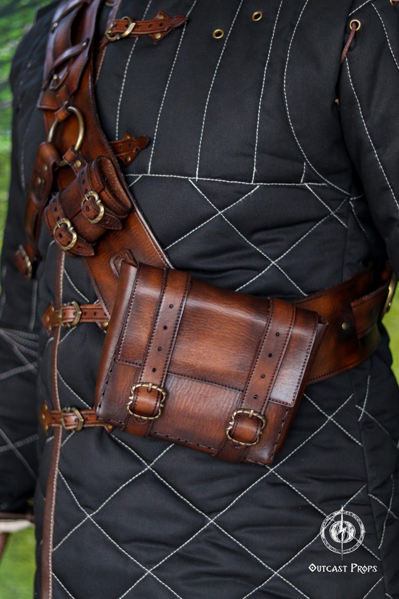 Ursine rustning läder Baldric Witcher inspirerad björn skolutrustning läderbandolier för LARP Cosplay handgjord justerbar sele bild 5