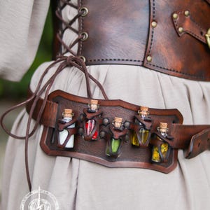 Belt Potion holder for 5 small bottles. Made of leather for adventurers, steampunk, alchemist, healers, cosplay or just to keep spices
