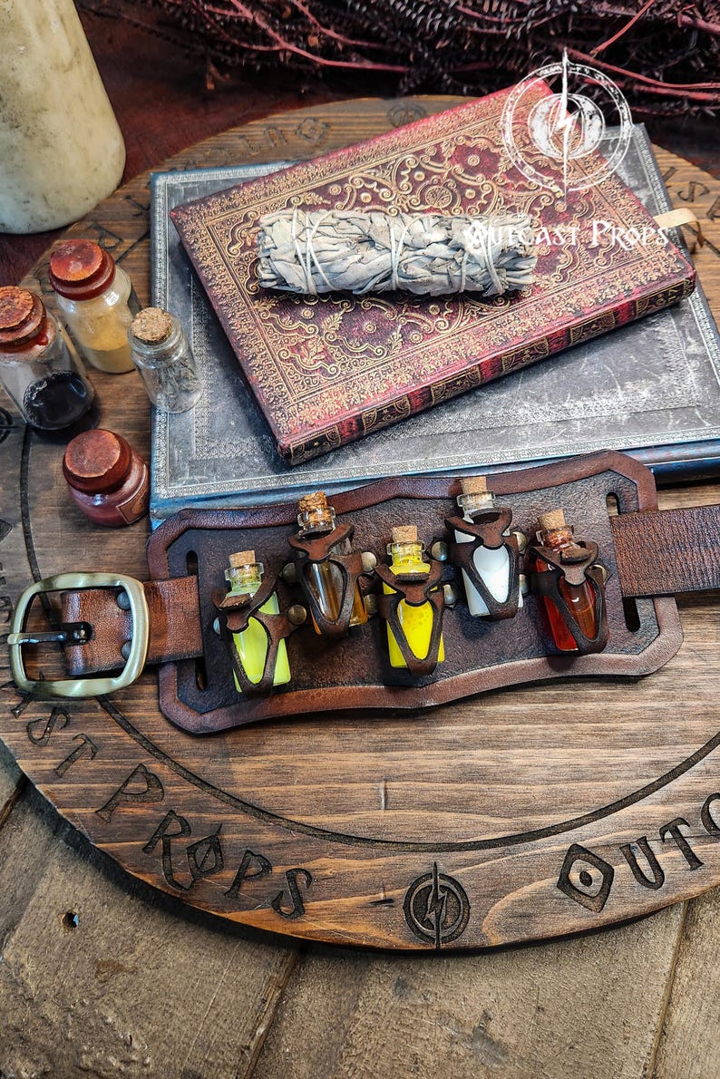 Belt Potion holder for 5 small bottles. Made of leather for adventurers, steampunk, alchemist, healers, cosplay or just to keep spices