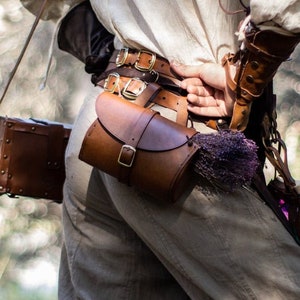 Sac de hanche en cuir vieilli, sac ceinture pour GN, sac à main médiéval steampunk, cosplay ou costume fantastique. Sac large viking, celtique, elfique ou nain image 3
