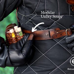 Ursine rustning läder Baldric Witcher inspirerad björn skolutrustning läderbandolier för LARP Cosplay handgjord justerbar sele bild 16