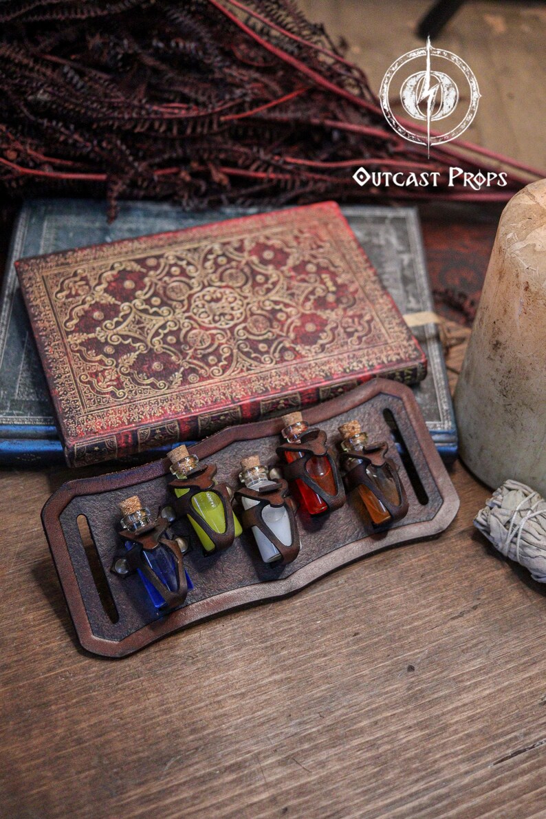 Belt Potion holder for 5 small bottles. Made of leather for adventurers, steampunk, alchemist, healers, cosplay or just to keep spices