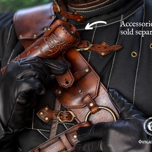 Ursine rustning läder Baldric Witcher inspirerad björn skolutrustning läderbandolier för LARP Cosplay handgjord justerbar sele bild 13