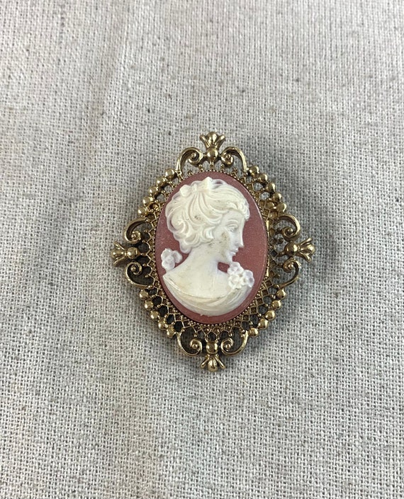 Avon Faux Cameo Perfume Brooch 2 X 1 5 8 Gold Tonebase Metal