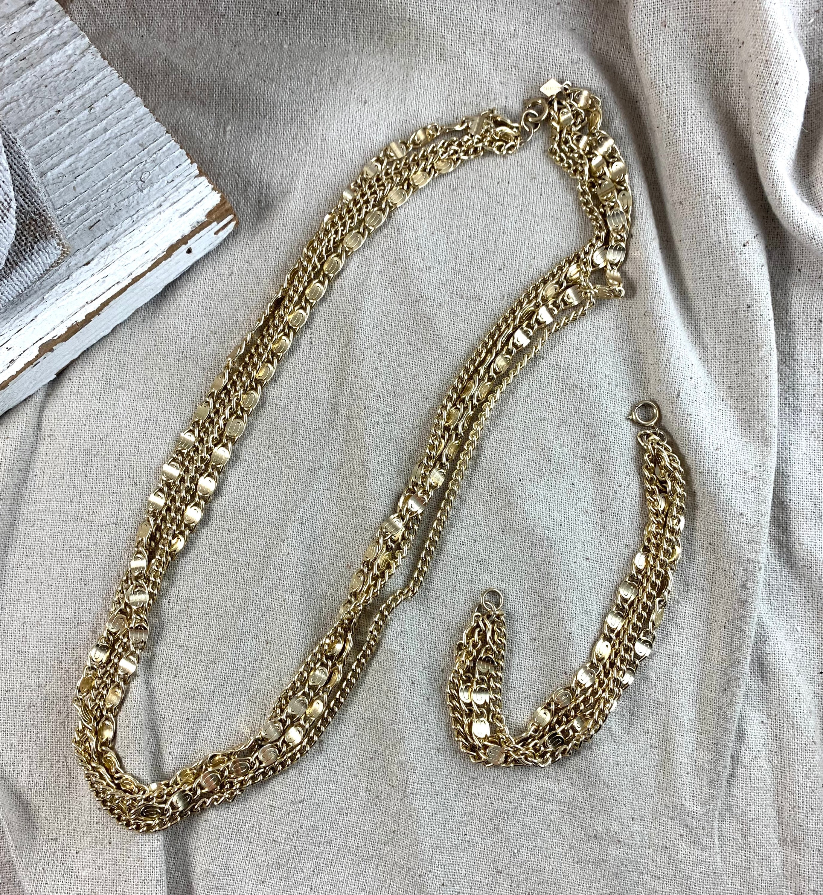 Vintage Sarah Coventry Gold Tone Necklace Bracelet Set  display picture 2