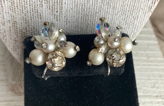Vintage angel brooch pin with swirly pattern /& butterfly wings silver tone metal with white faux pearl ; about 1 12 x 1 in.