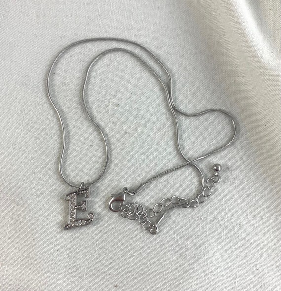 Avon Initial E Pendant Necklace, 16" long, 3" ext… - image 1