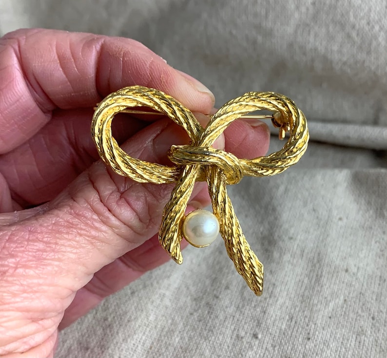 gold tone base metal vintage signed Mi Amore Bow Faux Pearl Brooch 7 mm faux Pearl 2 x 1 34