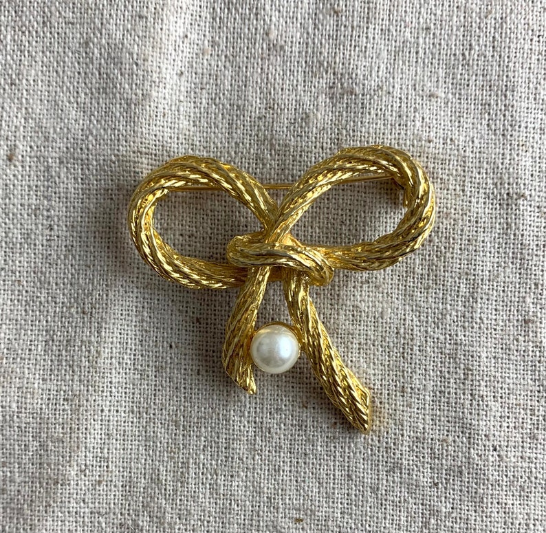 gold tone base metal vintage signed Mi Amore Bow Faux Pearl Brooch 7 mm faux Pearl 2 x 1 34
