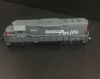 Vintage Southern Pacific locomotive 9725 - high speed #418