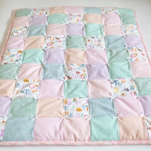 ABC's Soft Flanell Pastell Baby Decke mit Alphabet, handgemacht, handgebundener Quilt, Babypartygeschenk