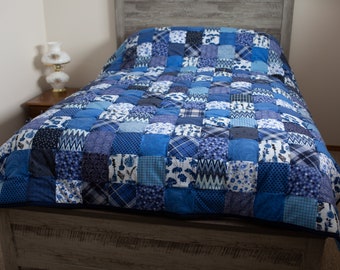 Edredón de patchwork de franela azul hecho a mano: manta vintage