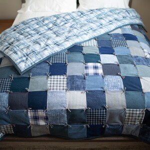 Edredón de patchwork de franela azul y gris hecho a mano