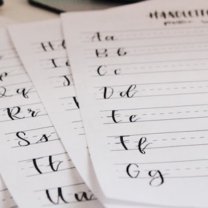 Kalligraphie üben Arbeitsblätter. Modernes Kalligrafie-Alphabet Arbeitsblatt