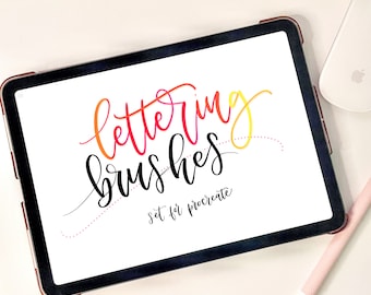 以下が含まれることがあります： 黒い縁取りのある白いデジタルタブレットに、「lettering brushes set for procreate」という文字が黒、赤、黄色の文字で表示されています。