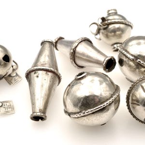 Set von 7 alten Berber Silberperlen aus Südmarokko. Antiker marokkanischer Amazigh-Silberschmuck
