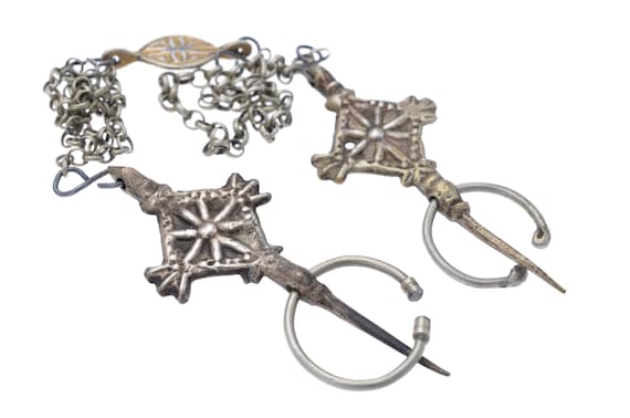 Old pair of ethnic Rissani fibulae with chain in silver. Antique Berber tribal fibulae from Morocco