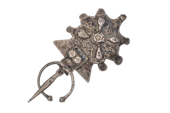 Antique tribal fibula from the Central High Atlas in high grade silver. Old ethnic Zaïane fibula